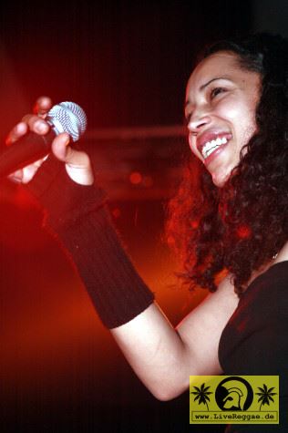 Marlene Johnson (D) with Zion Train - Conne Island, Leipzig 02. Oktober 2007 (1).jpg